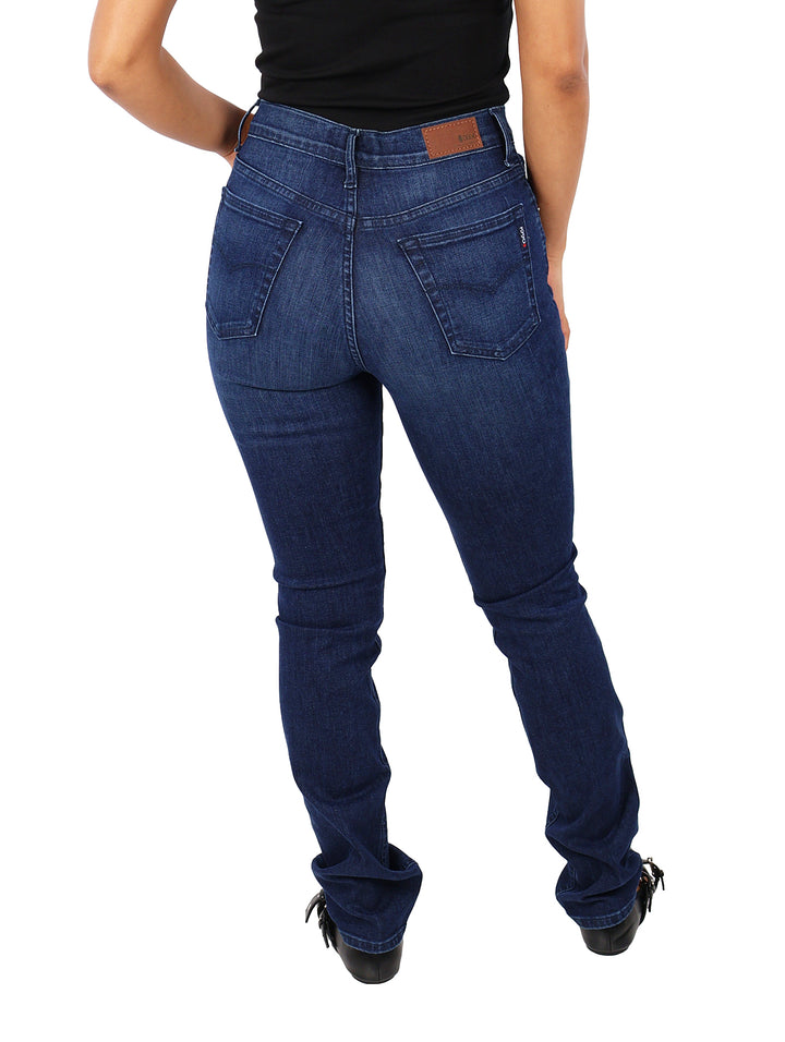 Mujer vistiendo pantalones jeans ajustados de color azul oscuro.