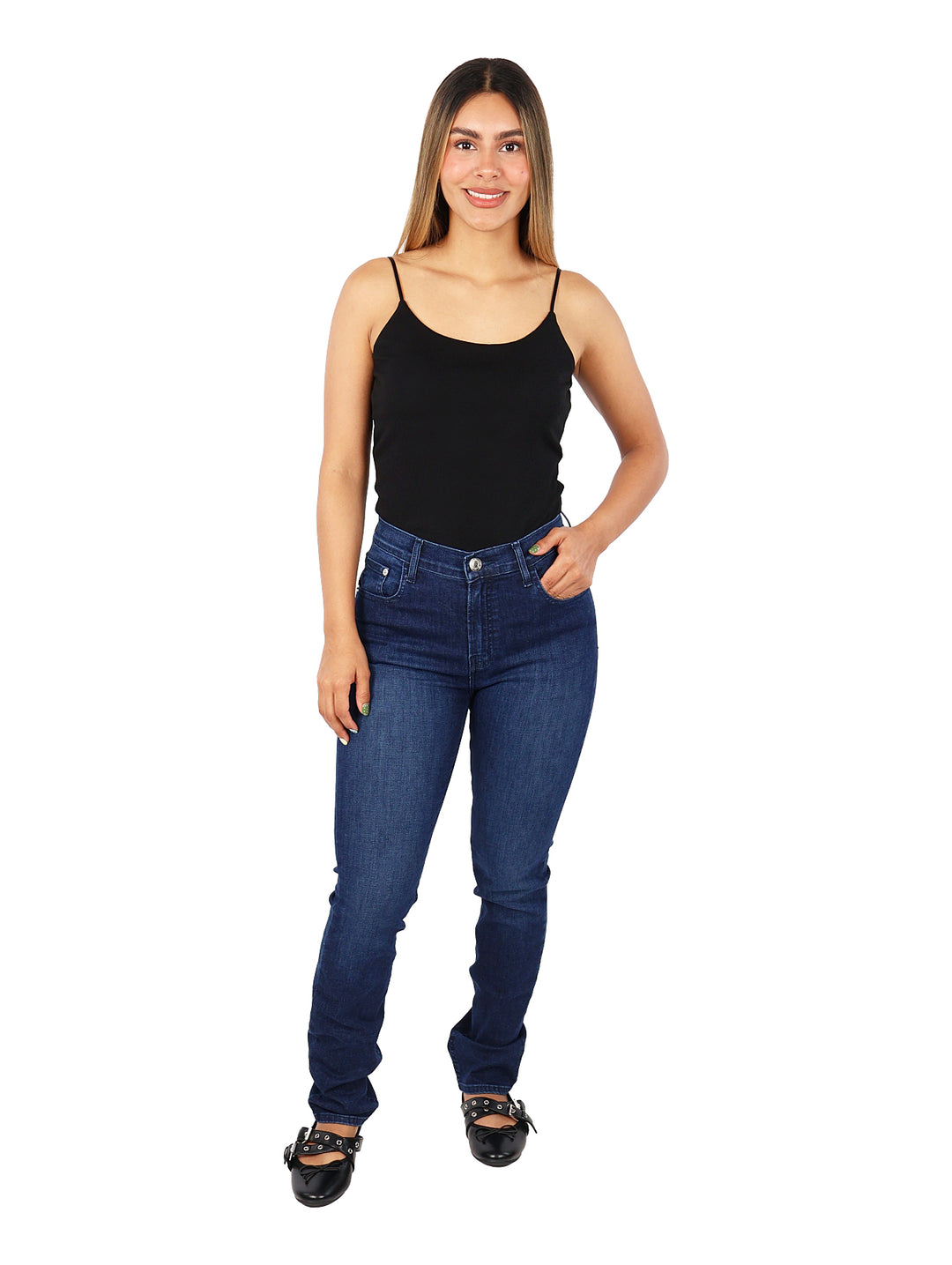 Mujer vistiendo pantalones jeans ajustados de color azul oscuro.