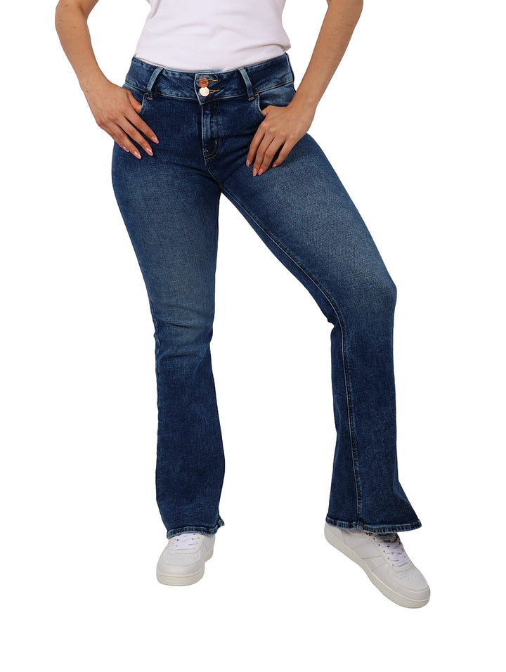 Jeans OGGI color azul oscuro con corte ligeramente acampanado para mujer.
