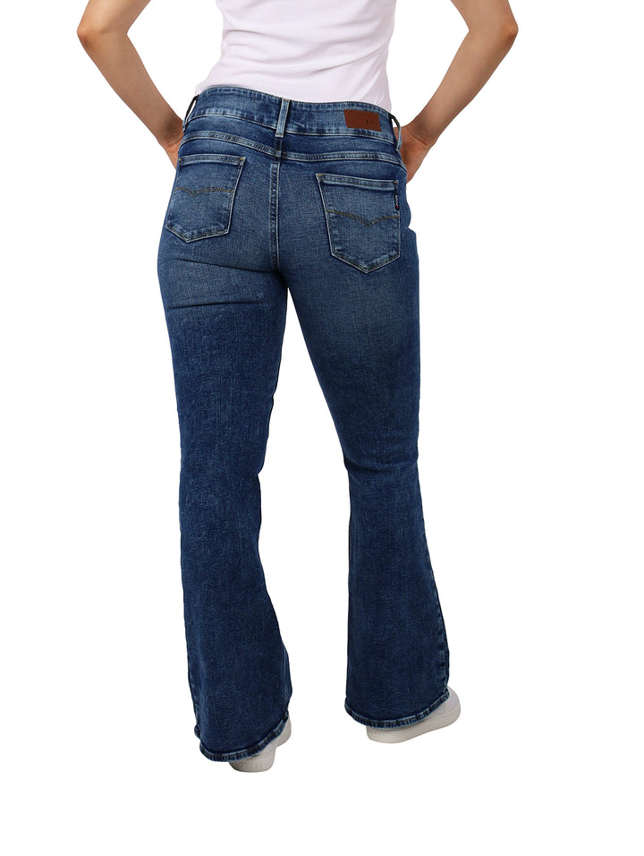 Jeans OGGI color azul oscuro con corte ligeramente acampanado para mujer.