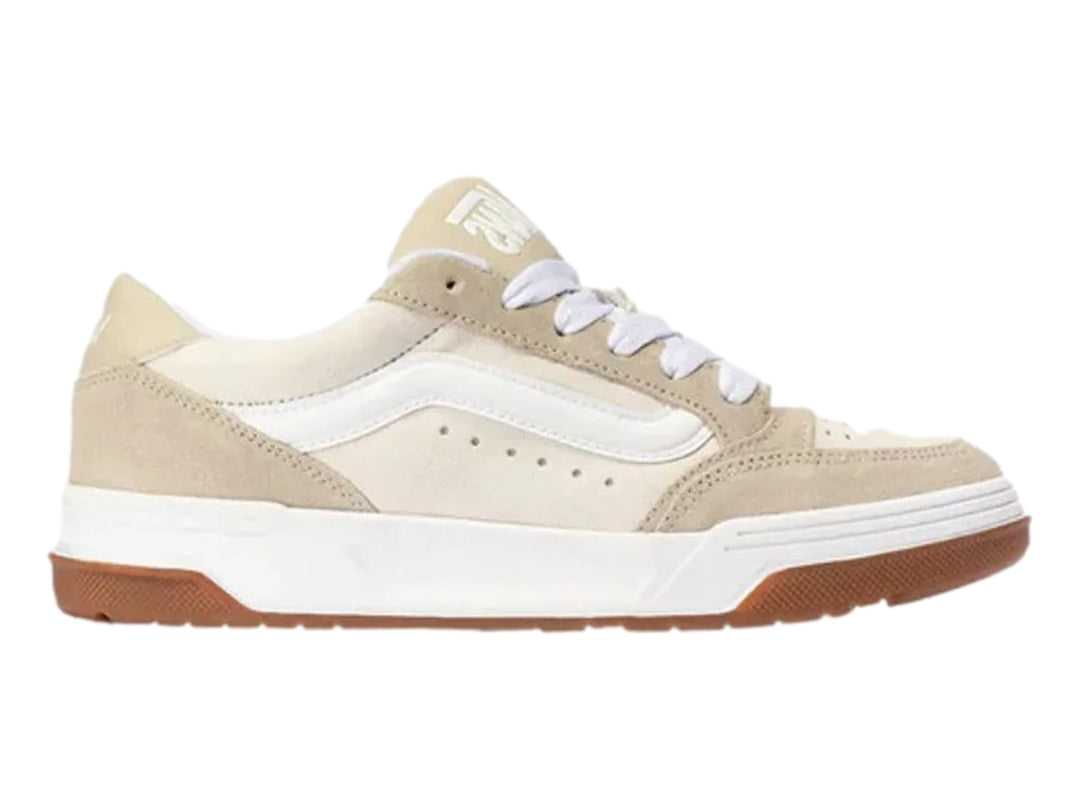 Tenis VANS color beige con detalles en blanco y suela marrón, vista lateral.