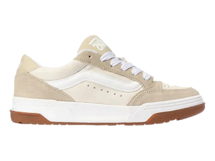 Tenis VANS color beige con detalles en blanco y suela marrón, vista lateral.