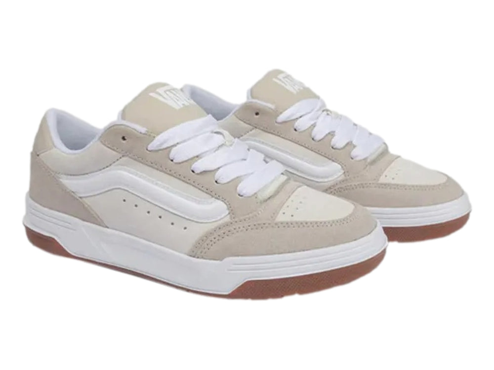Tenis VANS color beige con detalles en blanco y suela marrón, vista lateral.