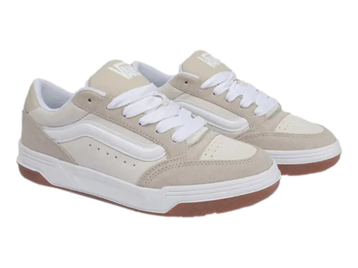 Tenis VANS color beige con detalles en blanco y suela marrón, vista lateral.
