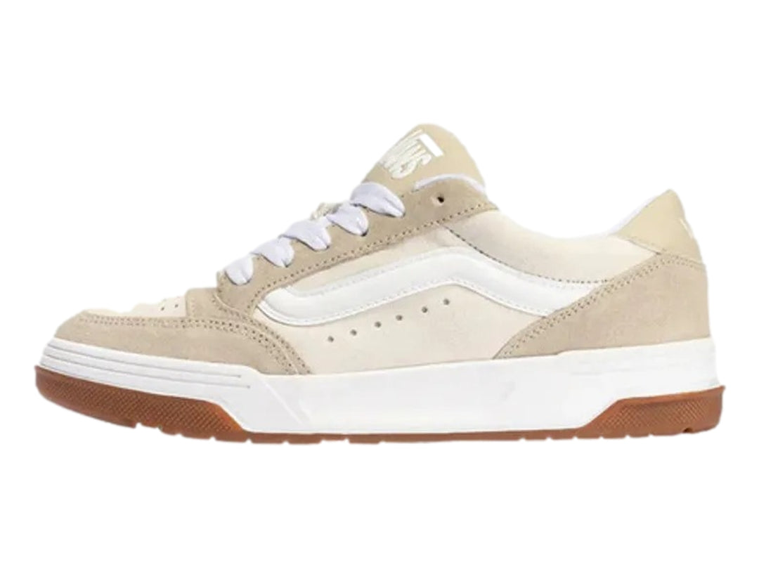 Tenis VANS color beige con detalles en blanco y suela marrón, vista lateral.