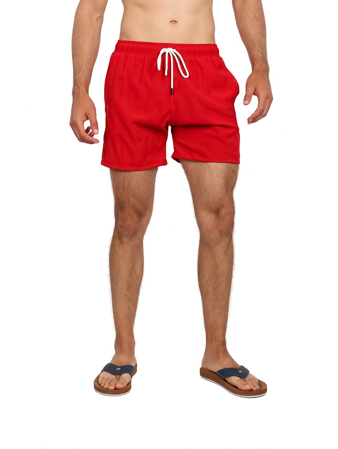 Hombre vistiendo un traje de baño corto de color rojo con cordón blanco en la cintura.