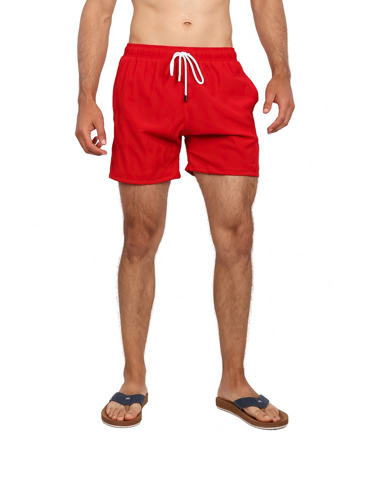 Hombre vistiendo un traje de baño corto de color rojo con cordón blanco en la cintura.