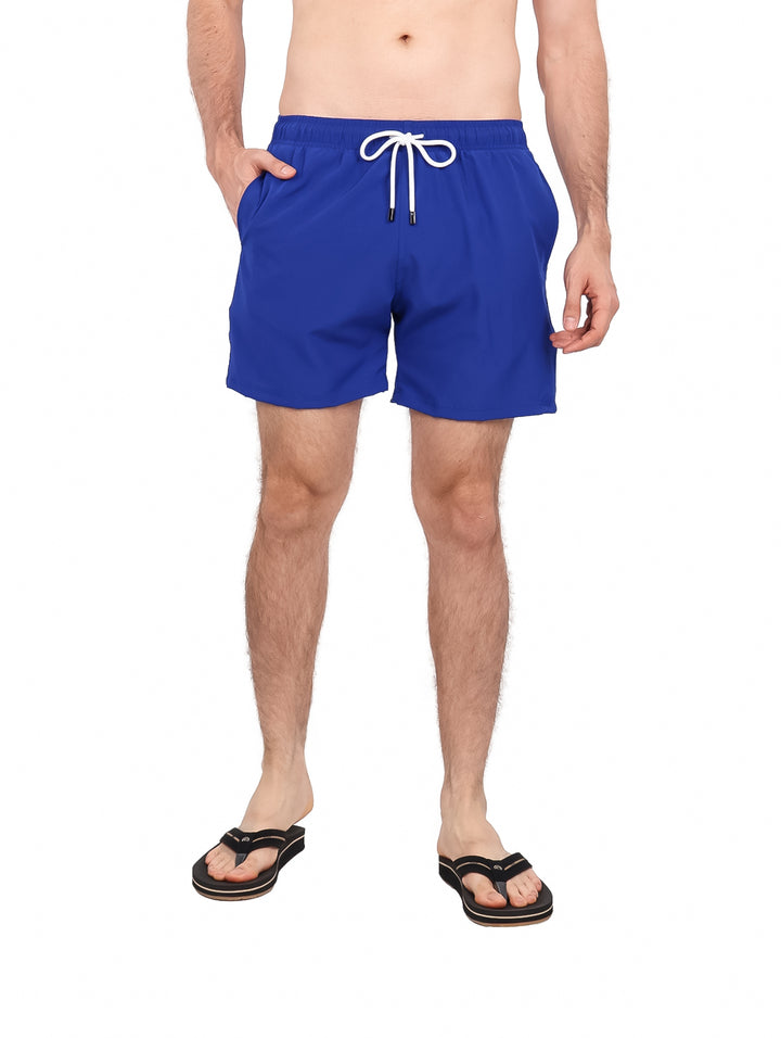 Traje de baño corto color azul marino para hombre con cordón blanco en la cintura.