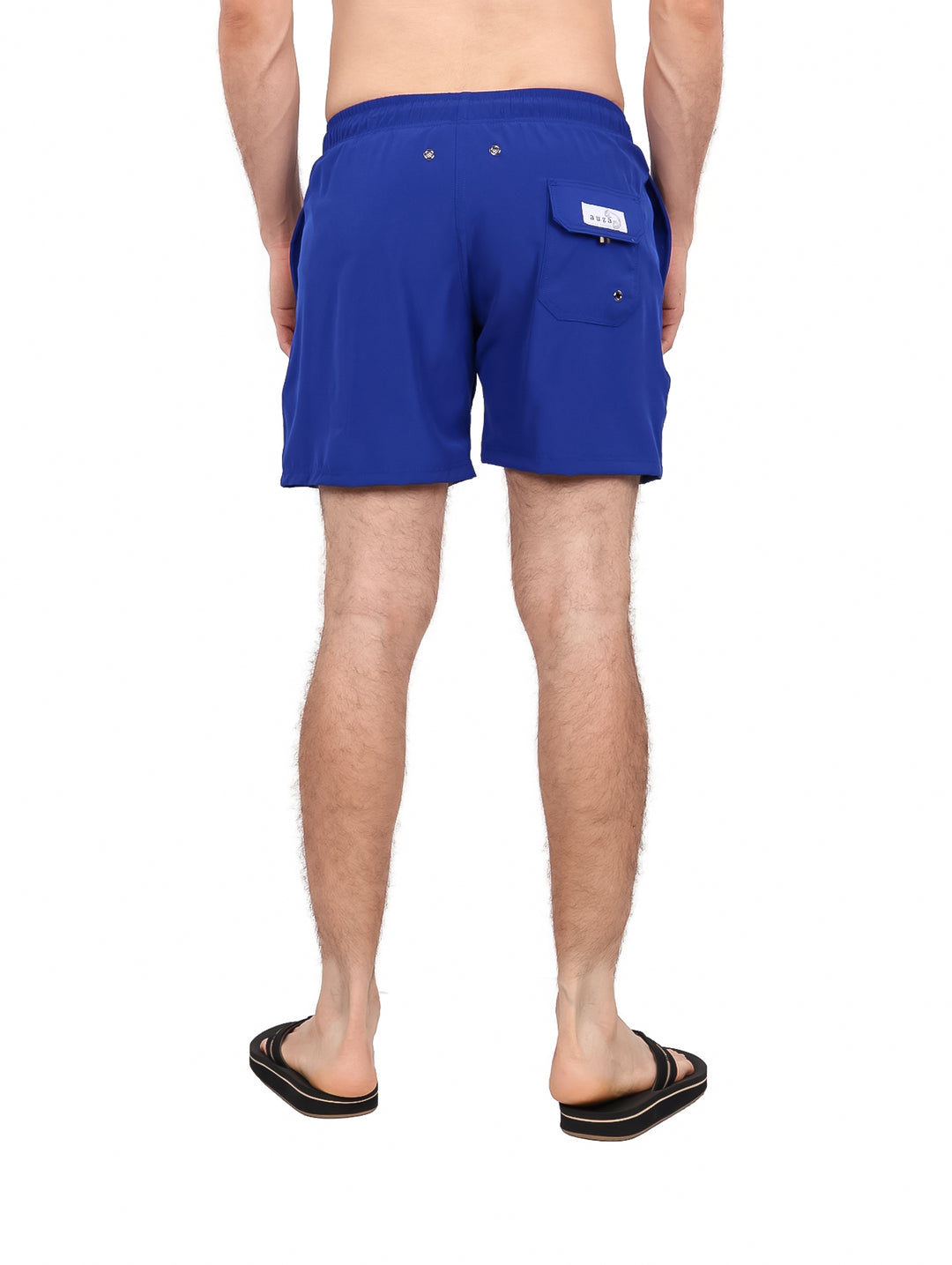 Traje de baño corto color azul marino para hombre con cordón blanco en la cintura.
