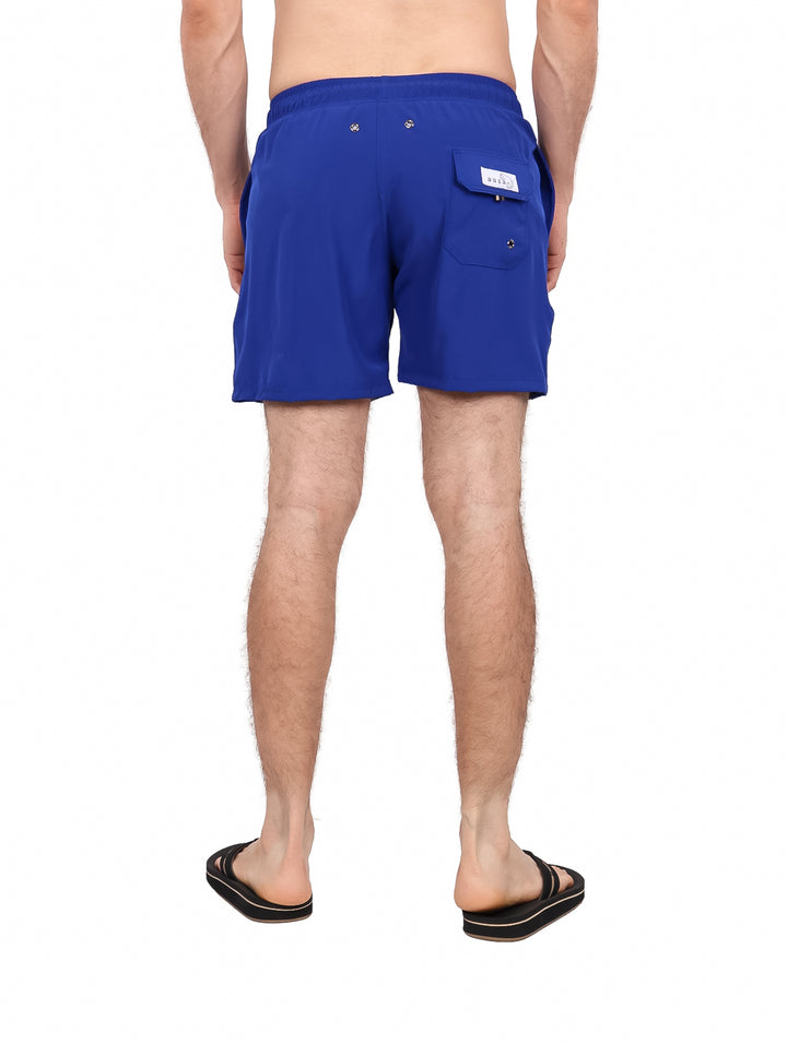 Traje de baño corto color azul marino para hombre con cordón blanco en la cintura.