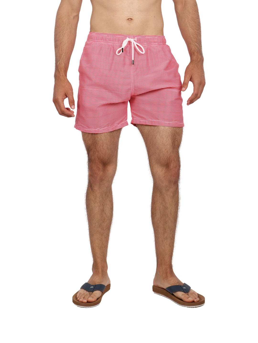 Hombre vistiendo un traje de baño corto con diseño de rayas horizontales en color rojo y blanco.
