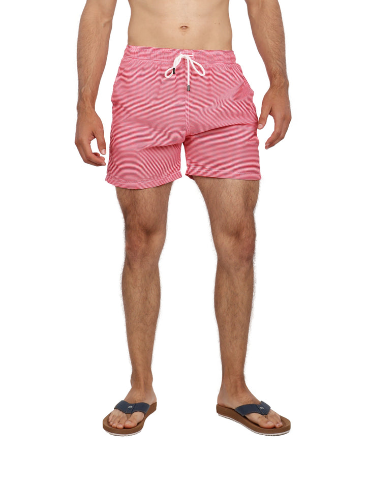 Hombre vistiendo un traje de baño corto con diseño de rayas horizontales en color rojo y blanco.