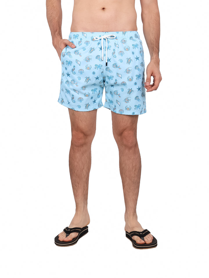 Traje de baño corto color azul cielo con estampado de peces y pulpos para hombre.