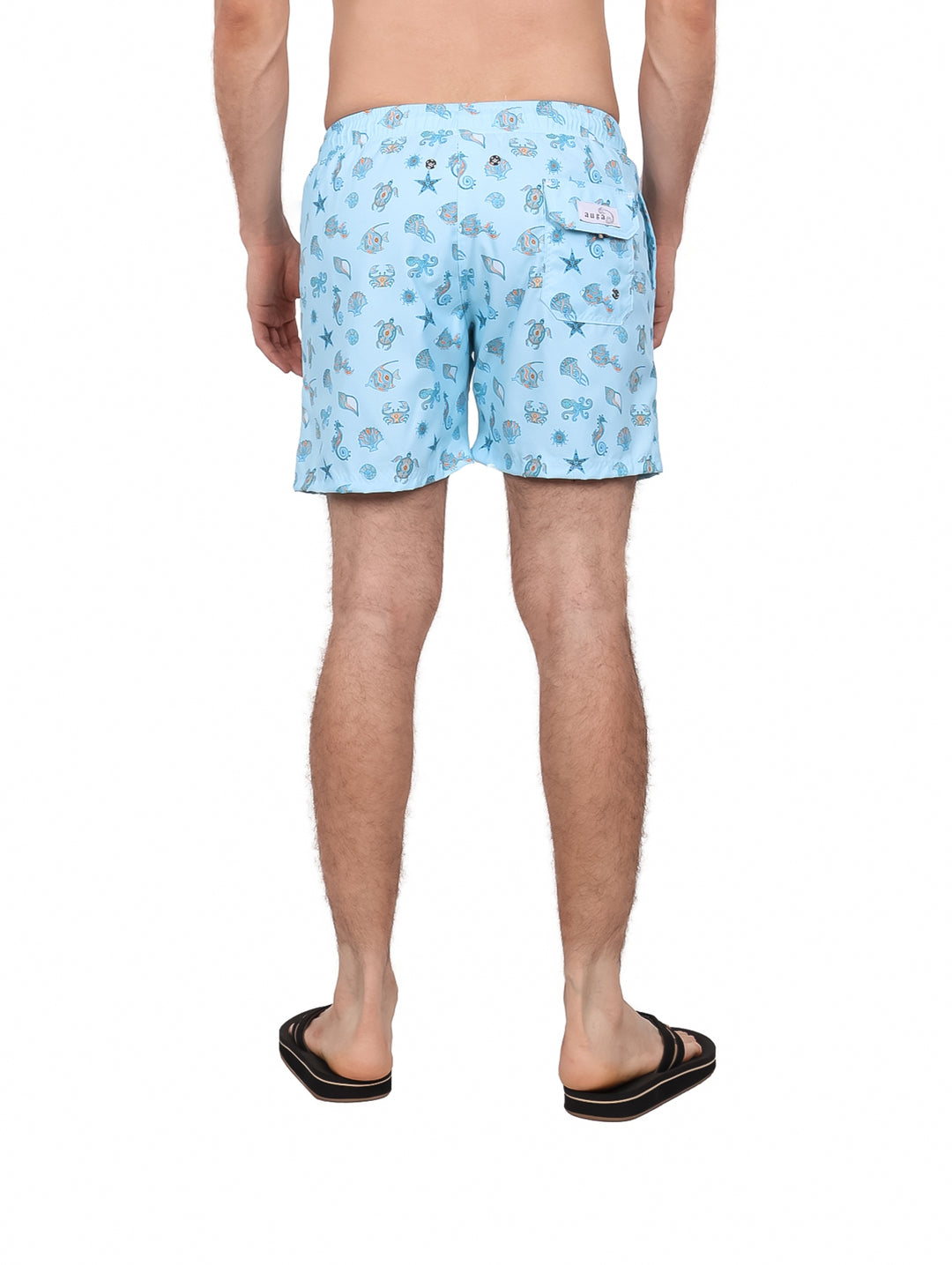 Traje de baño corto color azul cielo con estampado de peces y pulpos para hombre.