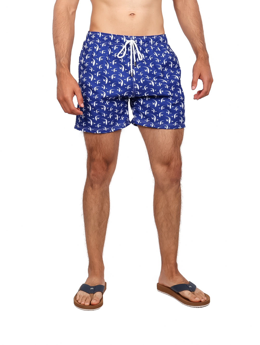 Traje de baño corto para hombre en color azul marino con estampado de peces blancos y cordón ajustable en la cintura.