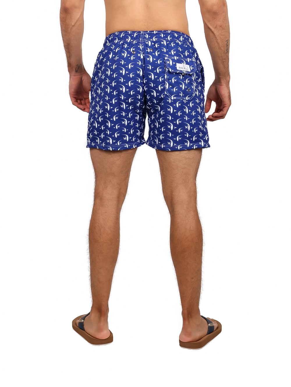 Traje de baño corto para hombre en color azul marino con estampado de peces blancos y cordón ajustable en la cintura.