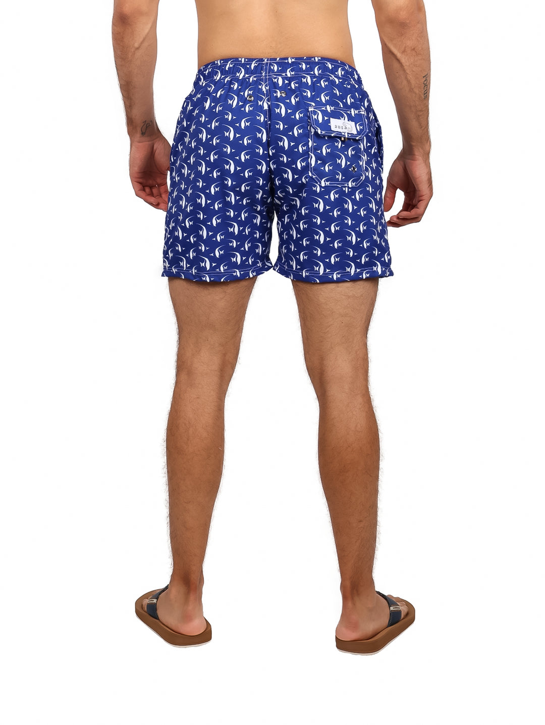 Traje de baño corto para hombre en color azul marino con estampado de peces blancos y cordón ajustable en la cintura.