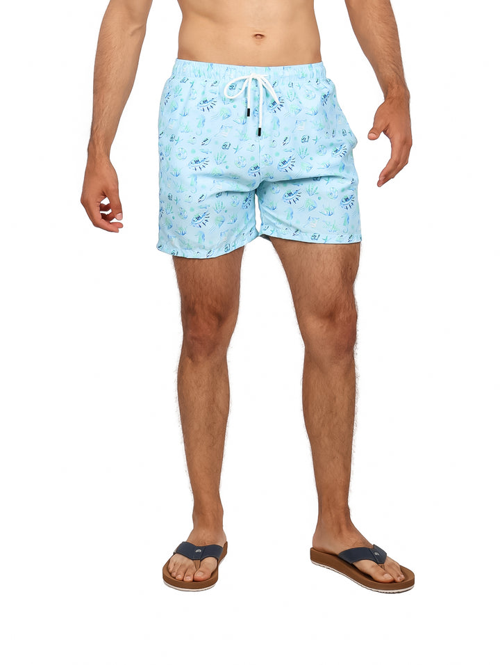 Hombre vistiendo traje de baño corto color aqua con estampado blanco y cordón ajustable en la cintura.