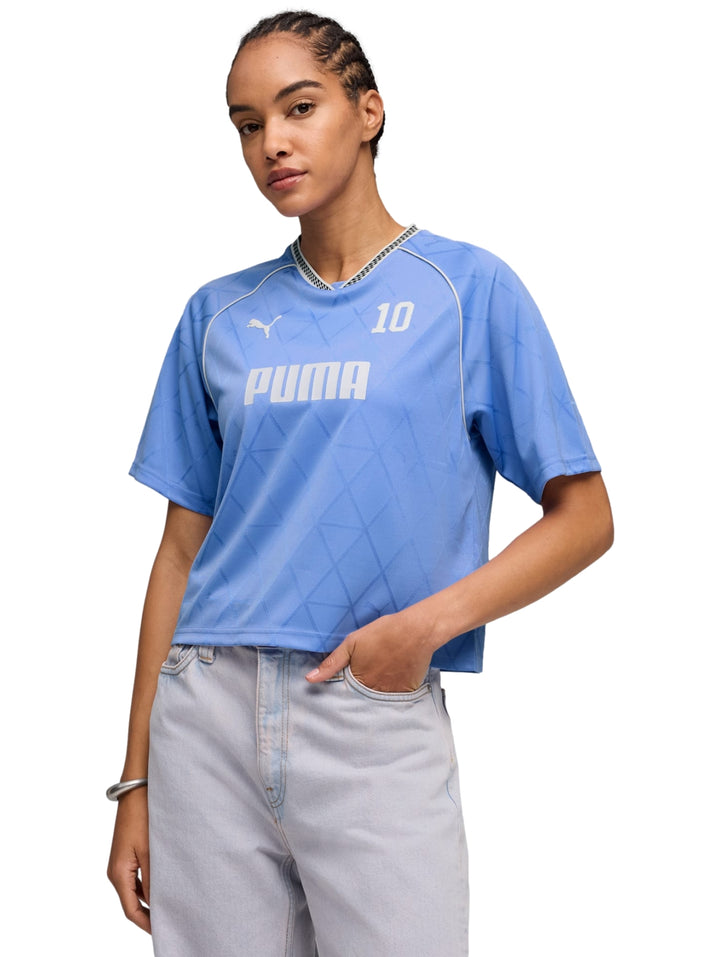 Mujer vistiendo una camiseta deportiva PUMA de color lavanda intenso con el número 10 y logotipo en blanco.