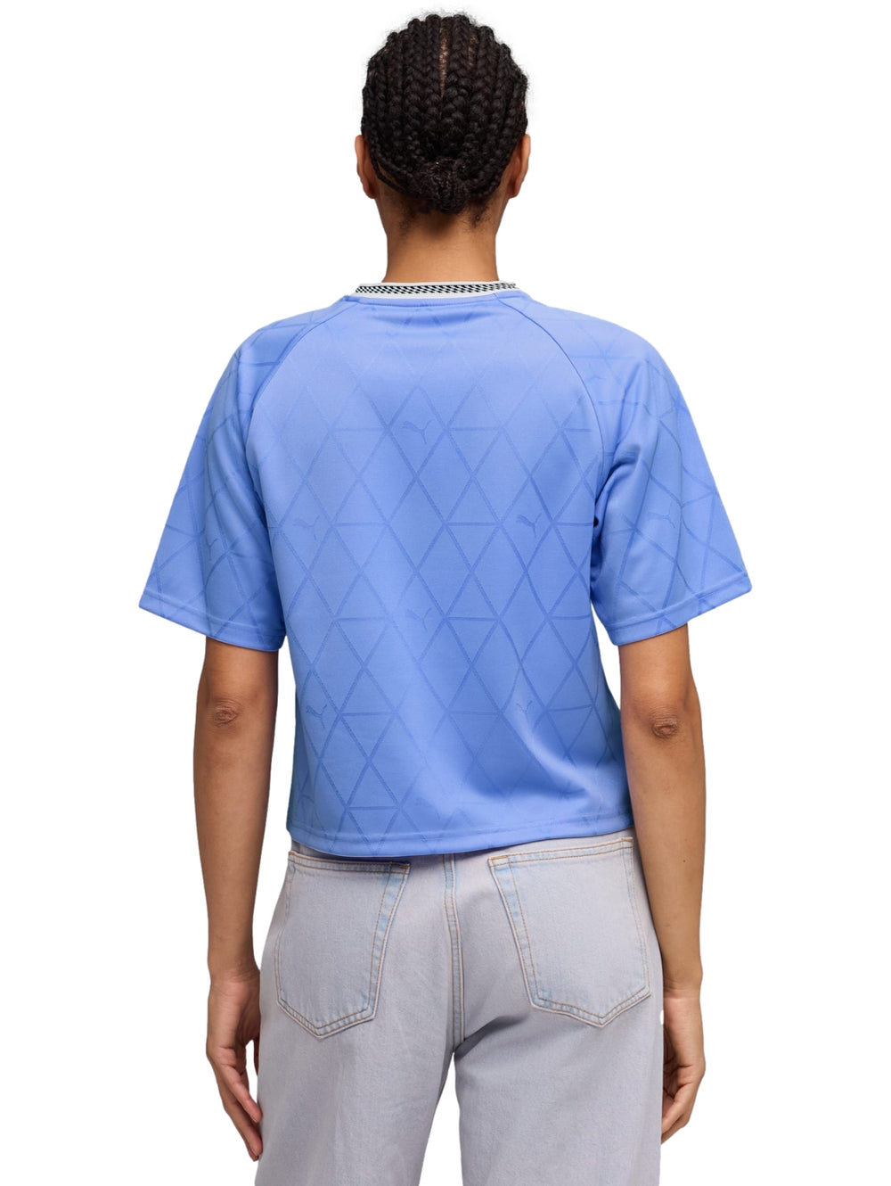 Mujer vistiendo una camiseta deportiva PUMA de color lavanda intenso con el número 10 y logotipo en blanco.