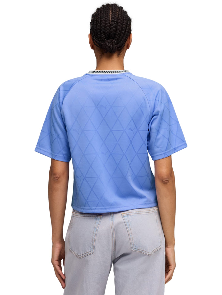Mujer vistiendo una camiseta deportiva PUMA de color lavanda intenso con el número 10 y logotipo en blanco.