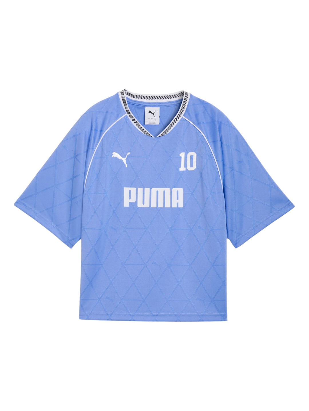 Mujer vistiendo una camiseta deportiva PUMA de color lavanda intenso con el número 10 y logotipo en blanco.