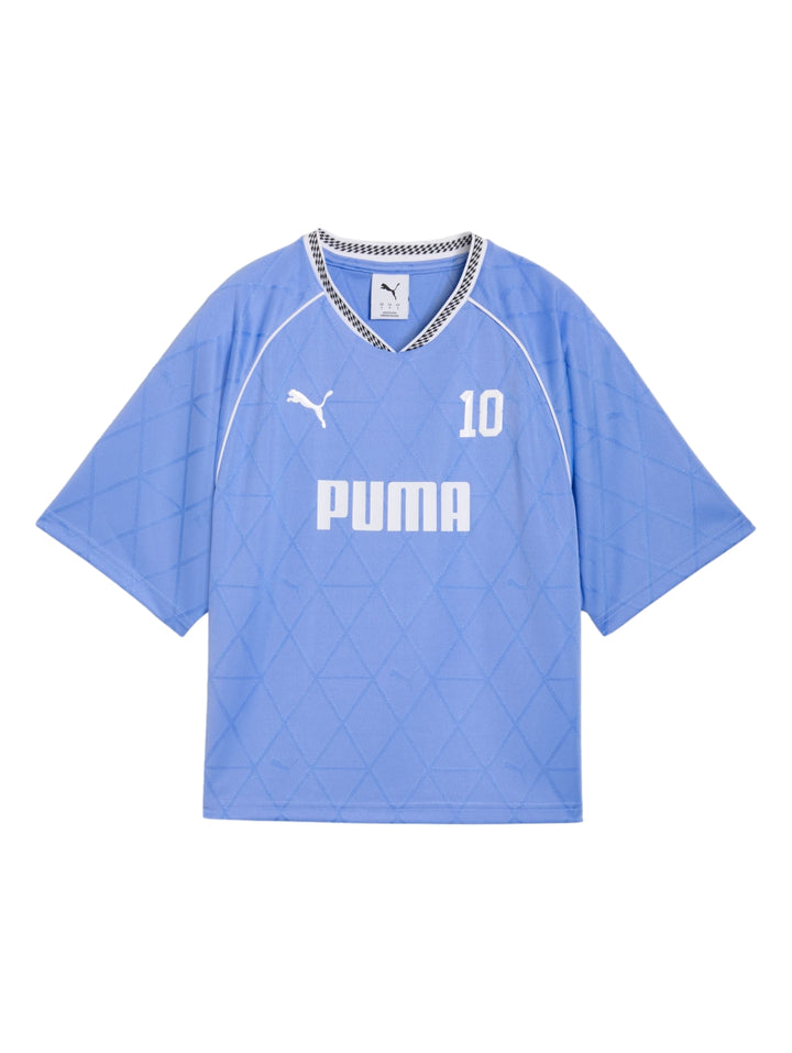 Mujer vistiendo una camiseta deportiva PUMA de color lavanda intenso con el número 10 y logotipo en blanco.
