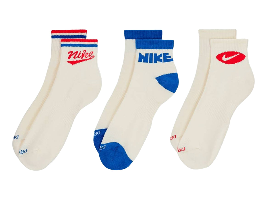 Pack de tres pares de calcetines blancos Nike con detalles en rojo y azul.