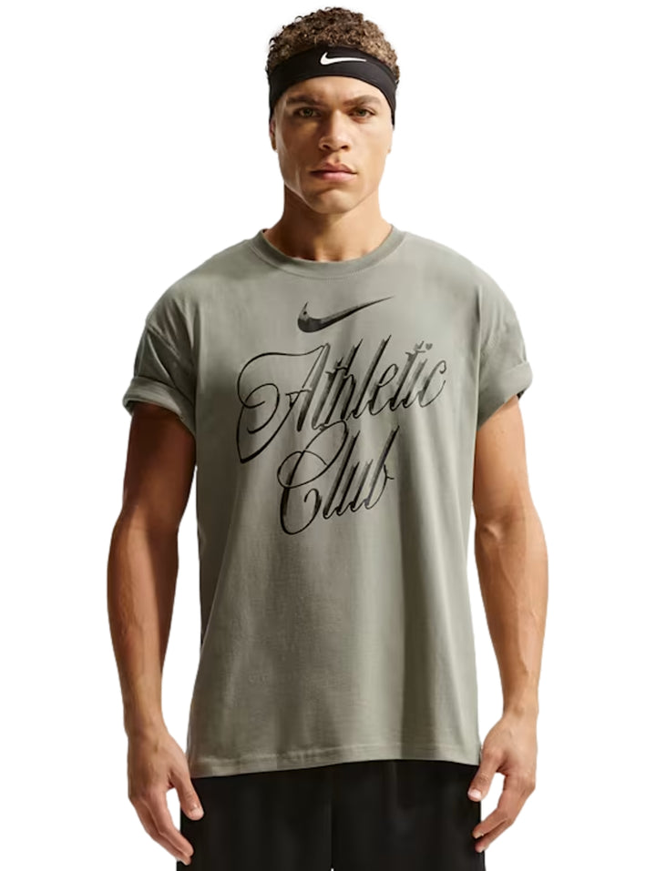 Playera Nike color verde oliva con diseño de texto &