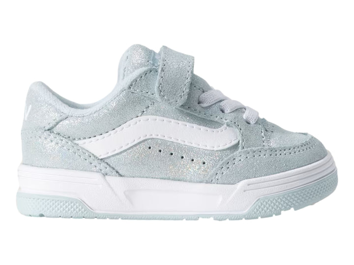 Tenis VANS infantiles color azul claro holográfico con correa de velcro y suela blanca.