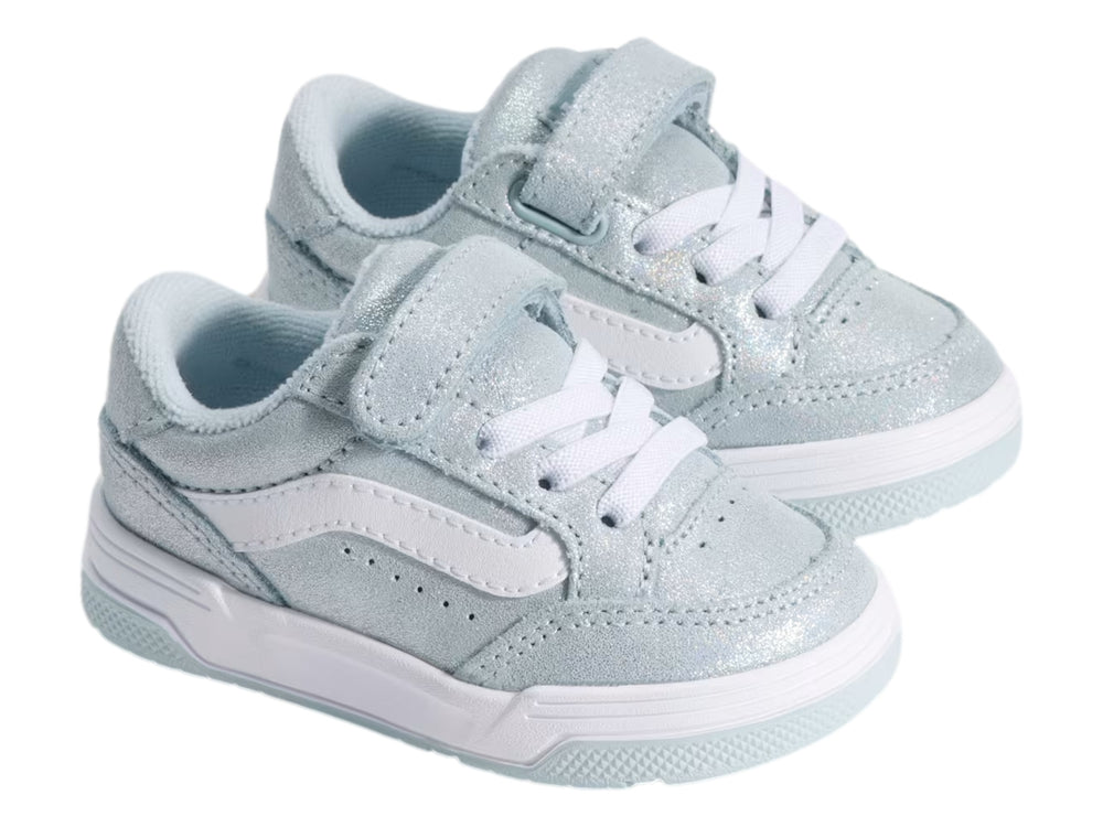 Tenis VANS infantiles color azul claro holográfico con correa de velcro y suela blanca.