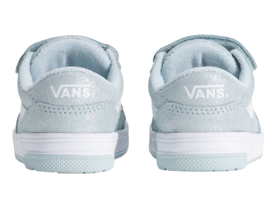 Tenis VANS infantiles color azul claro holográfico con correa de velcro y suela blanca.