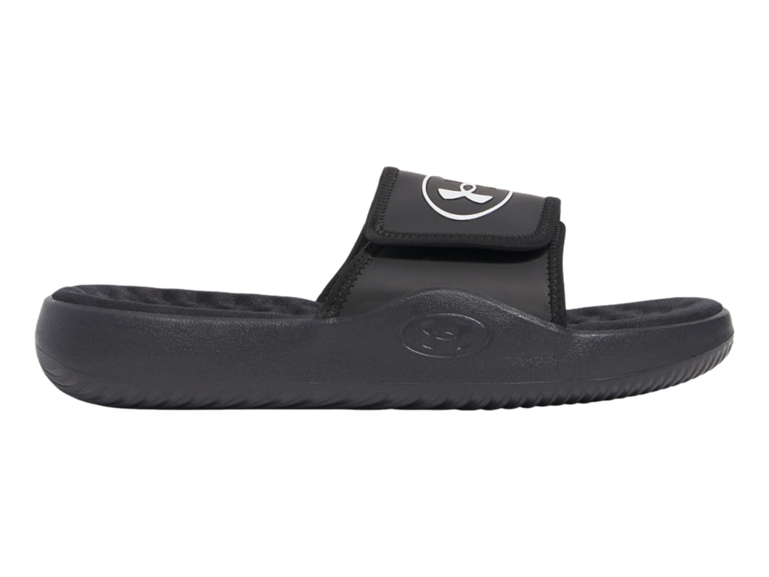 Sandalia deslizable Under Armour de color negro con correa y logotipo blanco.