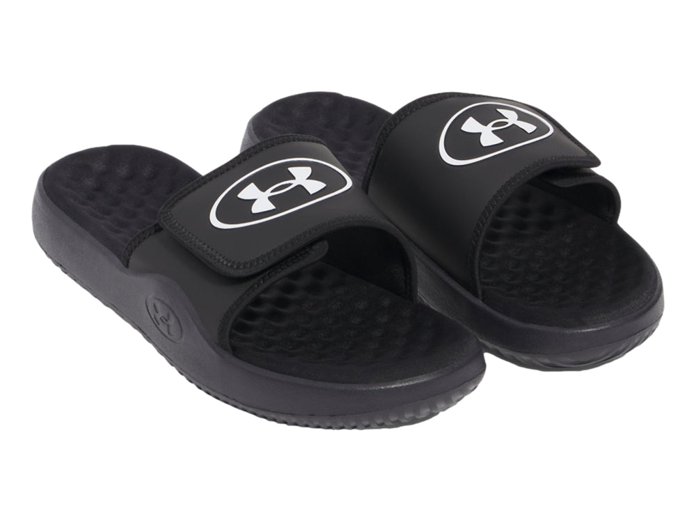 Sandalia deslizable Under Armour de color negro con correa y logotipo blanco.