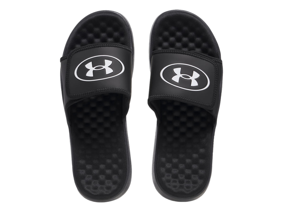 Sandalia deslizable Under Armour de color negro con correa y logotipo blanco.