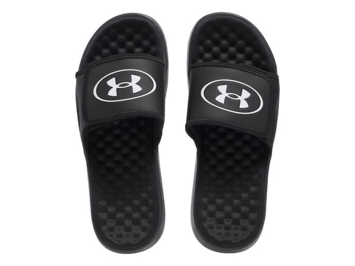 Sandalia deslizable Under Armour de color negro con correa y logotipo blanco.