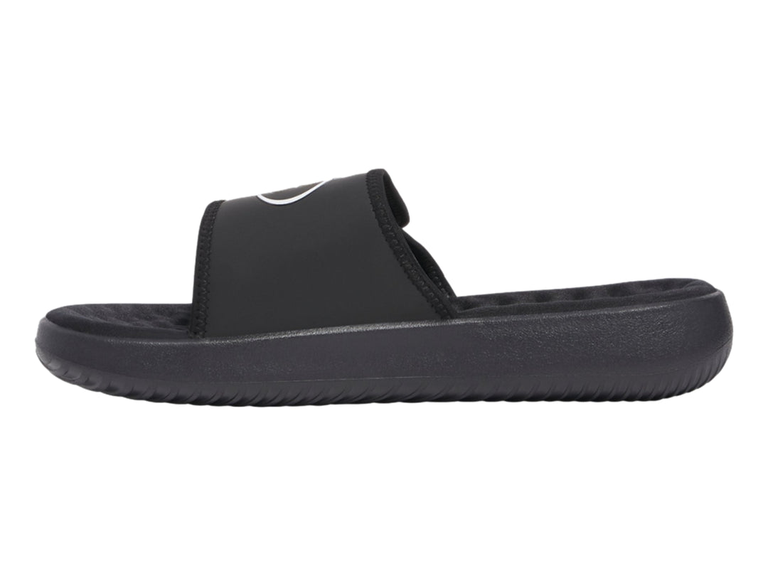 Sandalia deslizable Under Armour de color negro con correa y logotipo blanco.
