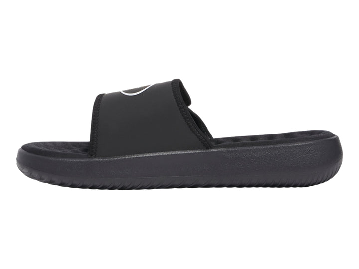 Sandalia deslizable Under Armour de color negro con correa y logotipo blanco.