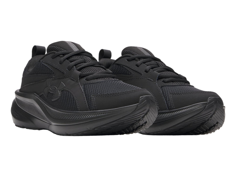 Tenis deportivos Under Armour color negro con malla transpirable y suela amortiguada.