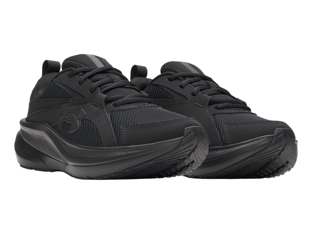 Tenis deportivos Under Armour color negro con malla transpirable y suela amortiguada.