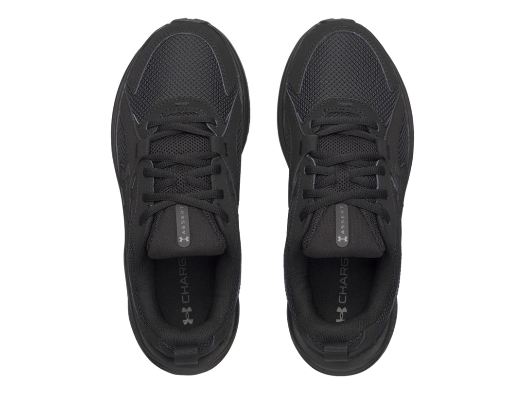 Tenis deportivos Under Armour color negro con malla transpirable y suela amortiguada.