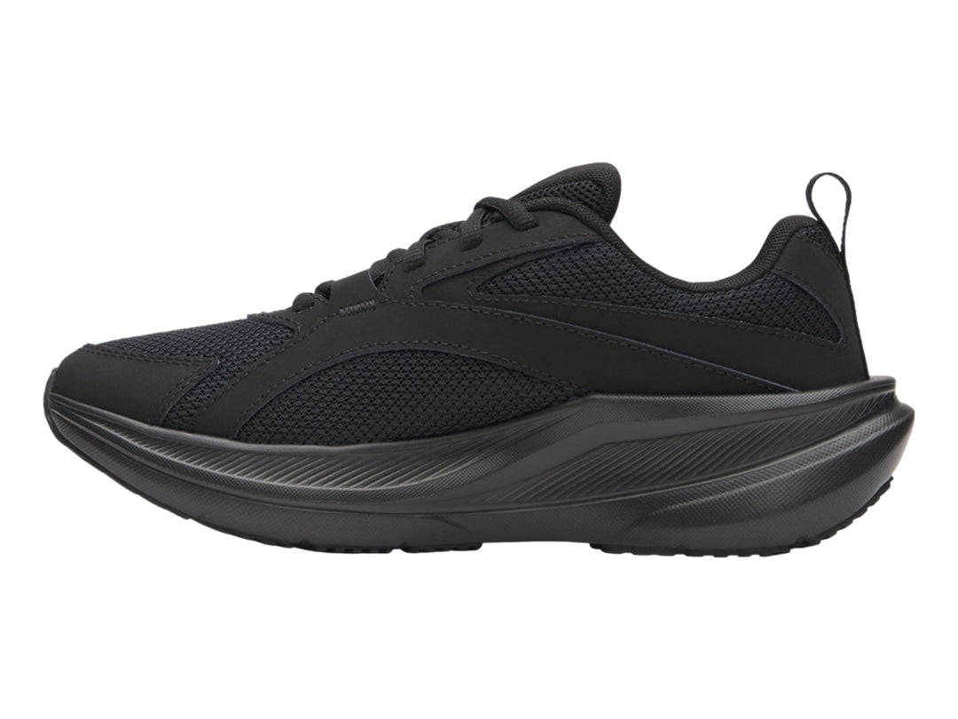Tenis deportivos Under Armour color negro con malla transpirable y suela amortiguada.