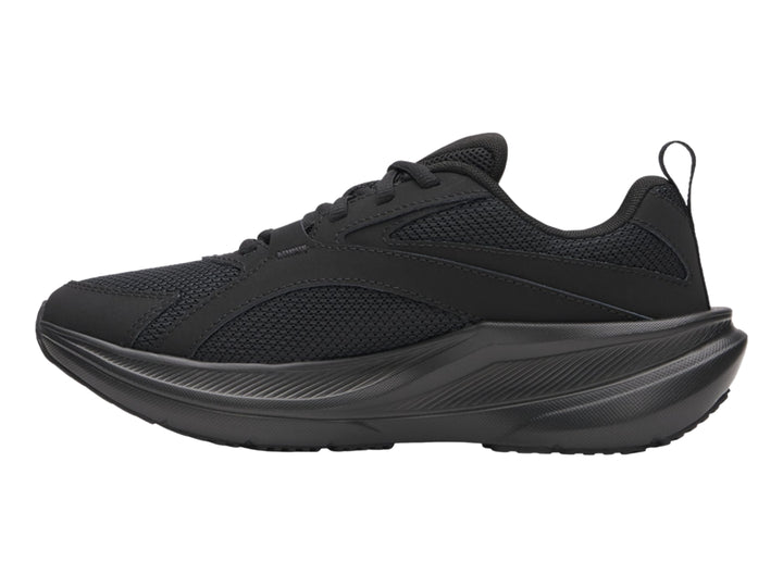 Tenis deportivos Under Armour color negro con malla transpirable y suela amortiguada.