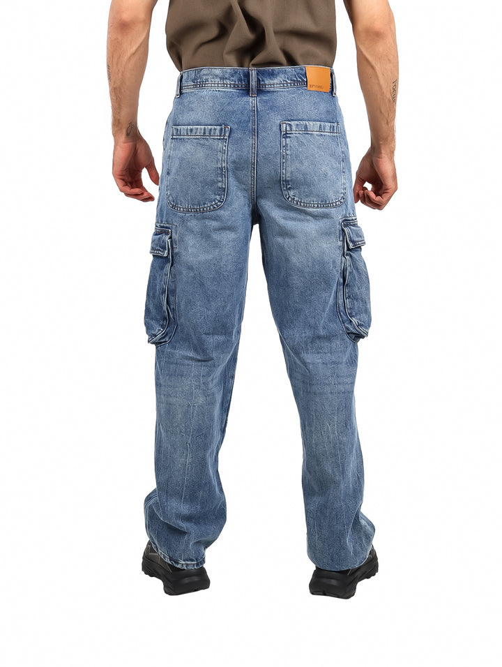 Jeans color azul stone para hombre con bolsillos laterales estilo cargo.