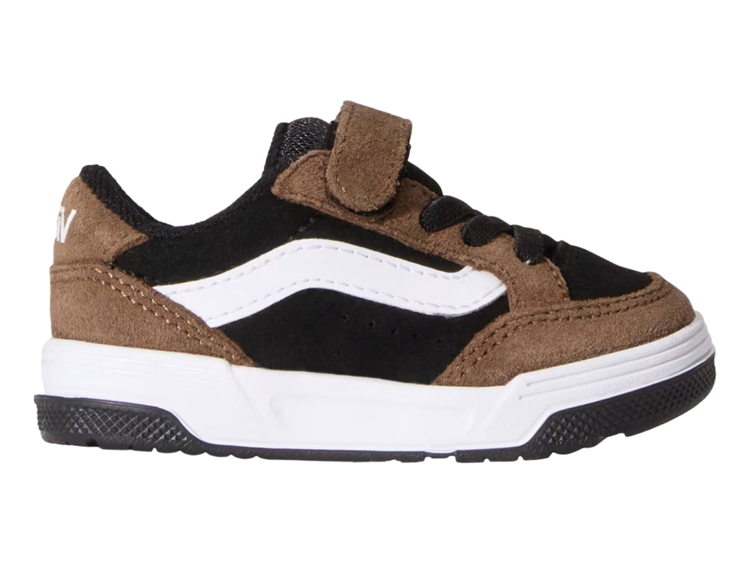 Tenis infantiles Vans color marrón y negro con franja blanca lateral y cierre de velcro.