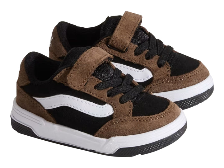 Tenis infantiles Vans color marrón y negro con franja blanca lateral y cierre de velcro.