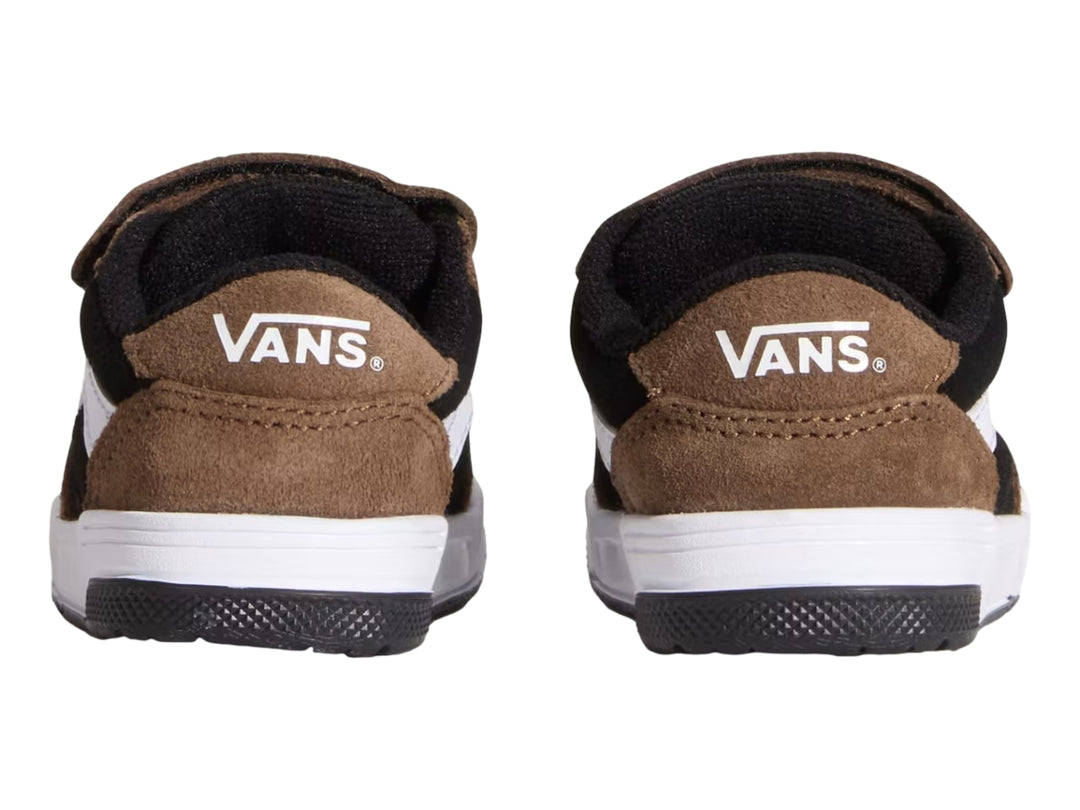 Tenis infantiles Vans color marrón y negro con franja blanca lateral y cierre de velcro.