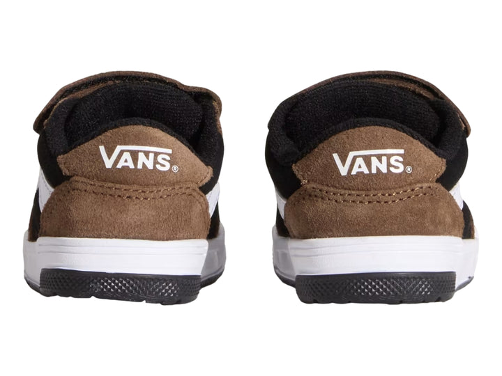 Tenis infantiles Vans color marrón y negro con franja blanca lateral y cierre de velcro.