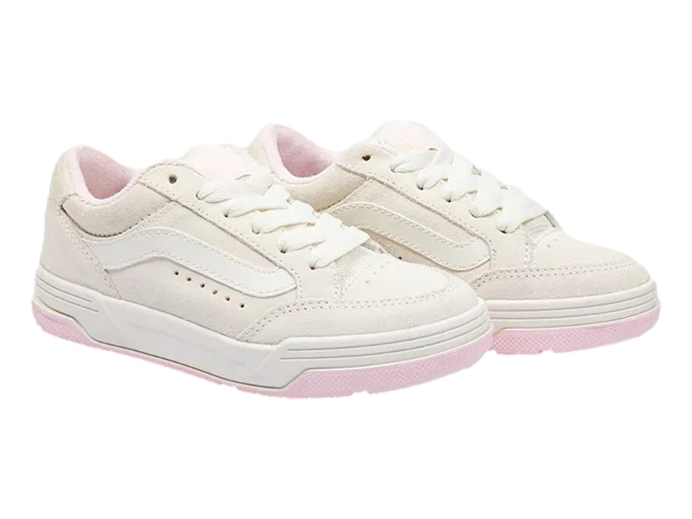 Tenis Vans color blanco marshmallow con suela rosa y detalles en gamuza.