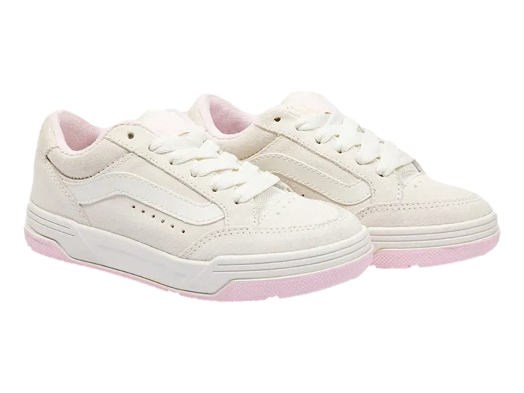 Tenis Vans color blanco marshmallow con suela rosa y detalles en gamuza.